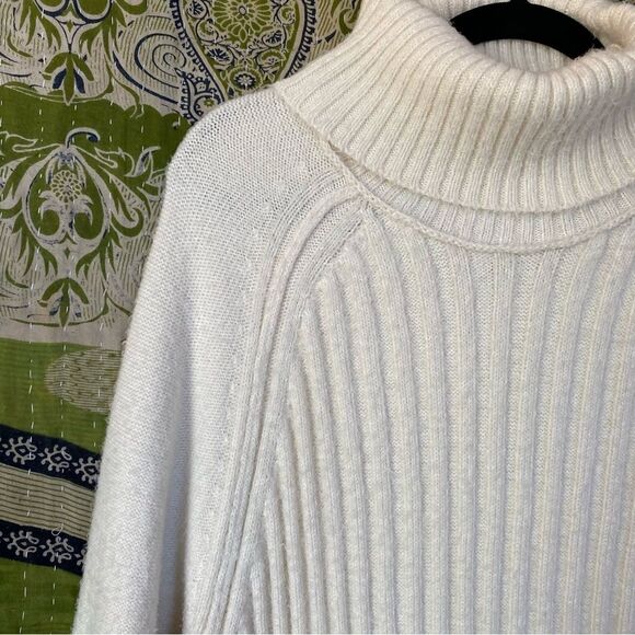 NWT Altar'd State Off White Oversized FuzzyTurtleneck Ribbed Sweater Size Medium - Picture 5 of 16